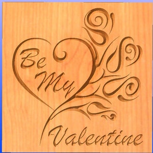 Könnte beinhalten: Eine Holzplakette mit einem geschnitzten Herzen und den Worten "Be My Valentine", umgeben von stilisierten floralen Designs.