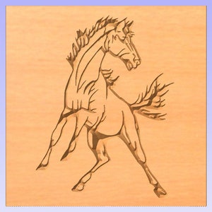 Puede incluir: Una talla de madera de un caballo que se levanta sobre sus patas traseras. El caballo está tallado con un estilo detallado con una melena y una cola fluidas.