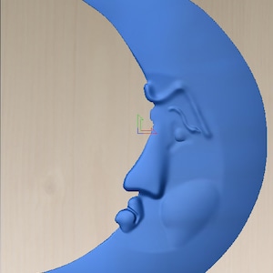 Puede incluir: Una luna azul en forma de creciente con una cara esculpida en ella. La luna es un objeto 3D y tiene una superficie texturizada.