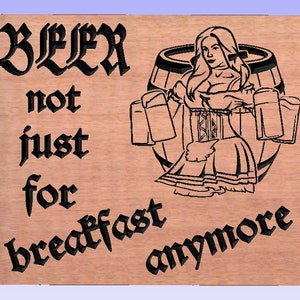 Puede incluir: Un letrero de madera con texto negro que dice "Cerveza no solo para el desayuno ya". El letrero presenta una imagen de dibujos animados de una mujer con un dirndl sosteniendo dos jarras de cerveza.