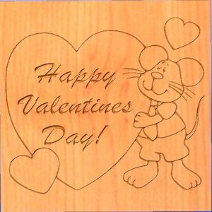 Könnte beinhalten: Eine Holzkarte mit einer Maus, die ein Herz hält, auf dem "Happy Valentines Day!" steht.