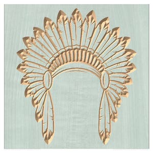 Peut inclure: Une coiffe amérindienne dorée avec des plumes, sculptée dans du bois, sur un fond bleu clair.