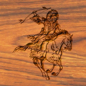 Könnte beinhalten: Eine geschnitzte Holzfigur eines Indianers, der ein Pferd reitet und einen Bogen und Pfeil hält. Die Figur ist vor einem Holzmaserungshintergrund platziert.
