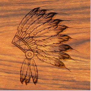 Könnte beinhalten: Eine detaillierte Holzschnitzerei eines indianischen Kopfschmucks mit Federn. Der Kopfschmuck ist im traditionellen Stil mit aufwendigen Details geschnitzt.