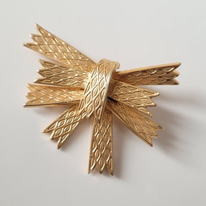 Vintage Gold Bow Brooch Signed CAPRI Bow Brooch Statement Brooch Detailed Bow Pin Vintage Gold Toned Pin Vintage Brooch Vintage Jewelry