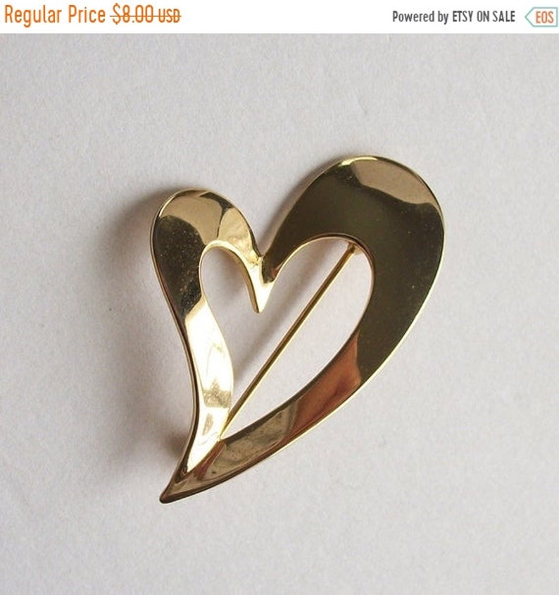 DECEMBER SALE Sweet Small Gold Heart Brooch Small Vintage Heart Pin Gold Vintage Brooch Simple Gold Colored Brooch Vintage Jewelry