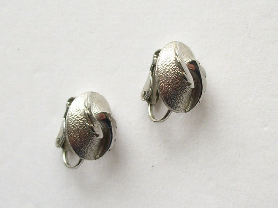 Lovely Vintage Silver Toned Clip On Earrings Smal… - image 2