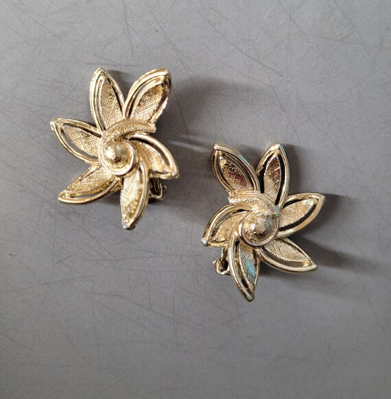 Vintage Clip Earrings Large Light Gold Colored Flo