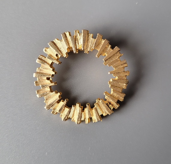 Vintage Pin Vintage Circle Brooch Small Gold Colo… - image 1
