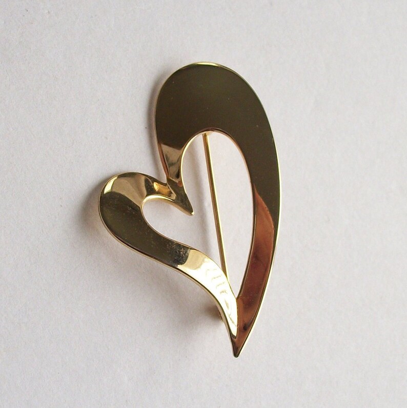 DECEMBER SALE Sweet Small Gold Heart Brooch Small Vintage Heart Pin Gold Vintage Brooch Simple Gold Colored Brooch Vintage Jewelry