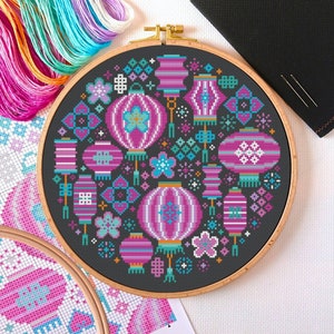 MUSTER Papierlaternen Kreuzstichvorlage - Modernes Design für 16 Count - Lebendige Pink und Lila Helle DMC Farben - passend für 8,5-Zoll-Rahmen