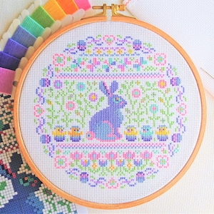 PATROON paassteekpatroon kruissteekkaart - mooie folk geïnspireerde moderne steeksteekkaartstijl met konijntje, eieren, kuikens, lentebloemen - DMC-sleutelhanger