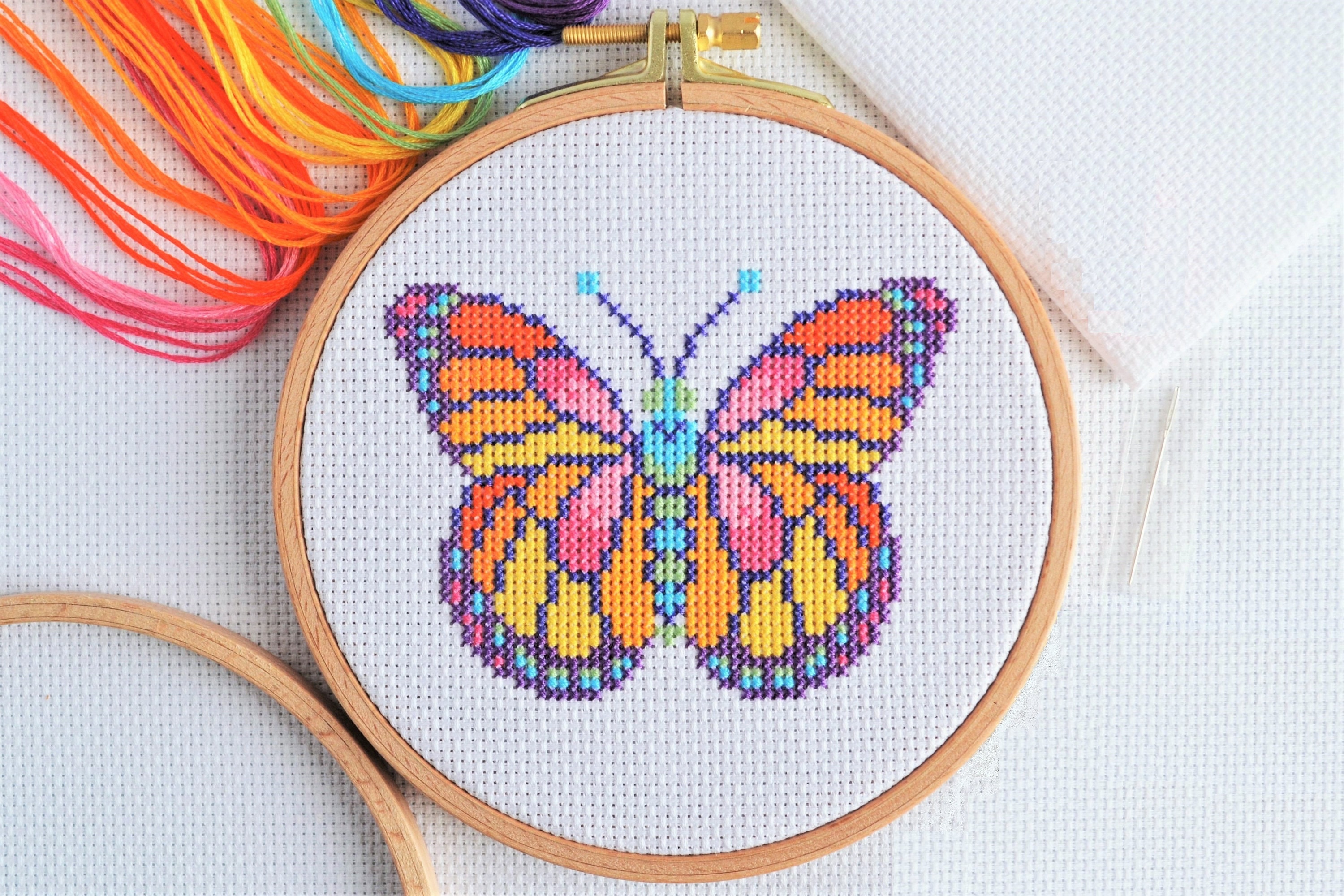 How to Cross Stitch in Hand, with a Hoop or Frame! - Caterpillar Cross  Stitch
