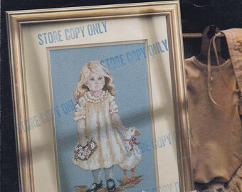 Lacey Cross Stitch Diagramm, kleines Mädchen mit langen blonden Haaren, halten Blumen, Wandern mit einer Gans, Freizeit Kunst 595, Vintage 1988