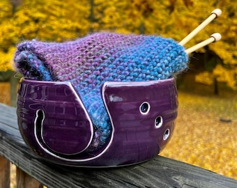 Bol pour fil en céramique violet fait main : organiseur pour tricot et crochet