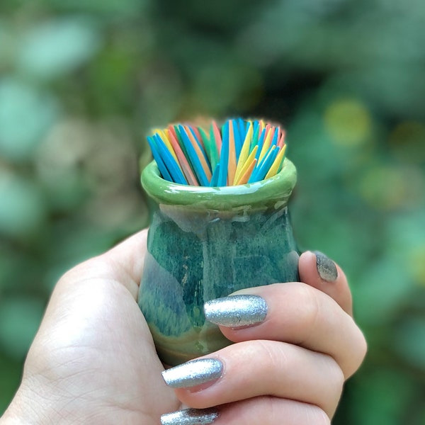 Porta stuzzicadenti, Porta fiammiferi, Piccolo vaso in ceramica fatto a mano, Arredamento cucina moderna, Arredamento unico per la casa, Verde con ricciolo blu