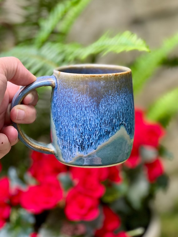 コーヒーカップ 陶器 青 手作りの青い陶器のコーヒーマグ ユニークな