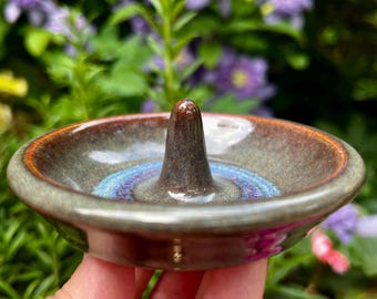 Plato de cerámica hecho a mano para anillos – Organizador de joyas rústico de gres, esmalte azul violeta