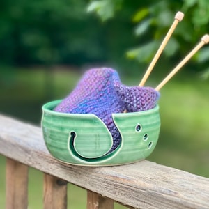 Ceramic Knitting Yarn Bowl in Green, Pottery Yarn Holder, Knit and Crochet Organizer, Gifts for Women, Handmade Stoneware