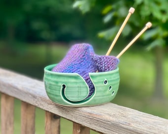 Bol fait main en céramique verte : organiseur pour tricot et crochet