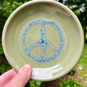 Bord vredesteken, amber en groen klein keramisch schaaltje, lepelsteun, decor vredesteken, cadeaus voor vrienden, sieradenschaaltje, unieke woondecoratie