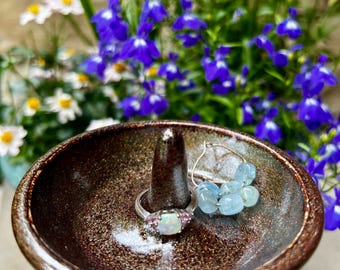 Handgemachte Keramik Ring Schale: Schmuckhalter mit Bernstein Glasur