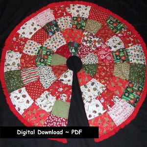 Pode incluir: Saia de árvore de Natal circular com um design de patchwork. Apresenta tecidos vermelhos, verdes e brancos com padrões festivos. Uma borda vermelha com babados emoldura a saia e uma abertura central preta é visível.
