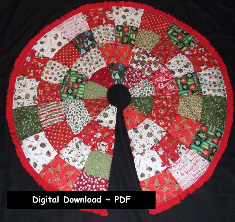 K&ouml;nnte beinhalten: Runder Weihnachtsbaumrock mit Patchwork-Design. Er zeigt rote, gr&uuml;ne und wei&szlig;e Stoffe mit festlichen Mustern. Ein roter R&uuml;schenrand rahmt den Rock ein, und eine schwarze &Ouml;ffnung in der Mitte ist sichtbar.