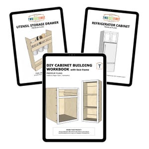 Op de afbeelding: Drie digitale tabletschermen die DIY-kastbouwplannen weergeven. De plannen zijn voor een besteklade, een koelkastkast en een algemene kastbouwwerkboek. De plannen zijn van de website TwoFeetFirst.