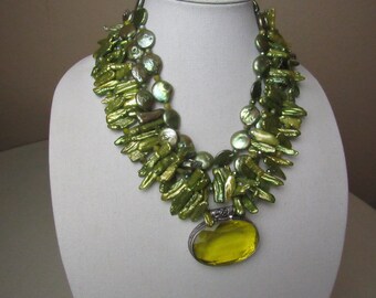 Hermoso collar de tres hilos con perlas verdes y biwi