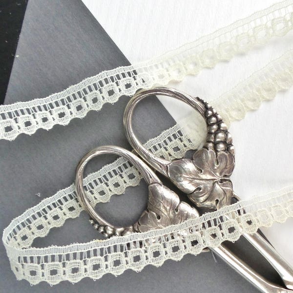 Wholesale Vintage Scalloped Off White Lace Edging 3/8" in. wide Sewing Narrow Lace Trim DIY Doll Lace Scapebook Embellishments