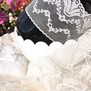 4" Vintage Floral Lace Trim - Off-White Scalloped Lace Trim by the Yard - Vintage Sewing Lace Trims Wholesale #156