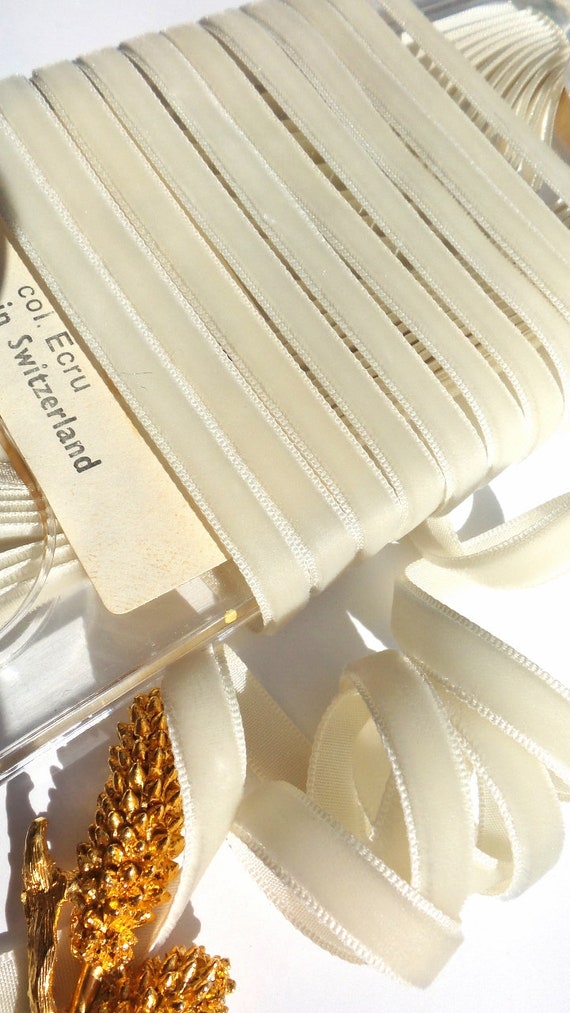 VINTAGE 1//4/" VELVET RIBBON 3 yd IVORY DOLL HATS Swiss