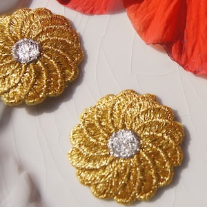 Applique brodée de fleurs en or métallique, appliques brodées au fer vintage en gros, appliques de fleurs dorées #1136