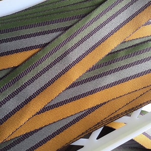 Cinta de cinta de sarga de la colección Brownstone de 2&quot; de ancho COMBO STRIPE Verde oscuro, marrón, ribete marrón dorado para cortina, decoración del hogar, rayas de bolsos