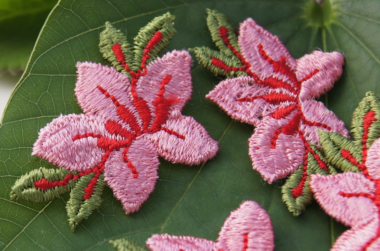 1960年代のヴィンテージフラワーアップリケ、赤ピンクの花の刺繍