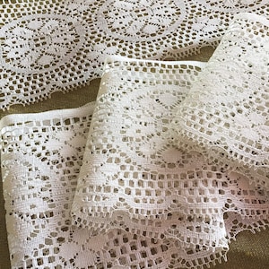 4 inches WIDE Lace BEAUTIFUL MEDALLION Ecru Lace by the Yard or by Roll Wholesale Lace for Clothing, Home Decoration, Costume #421