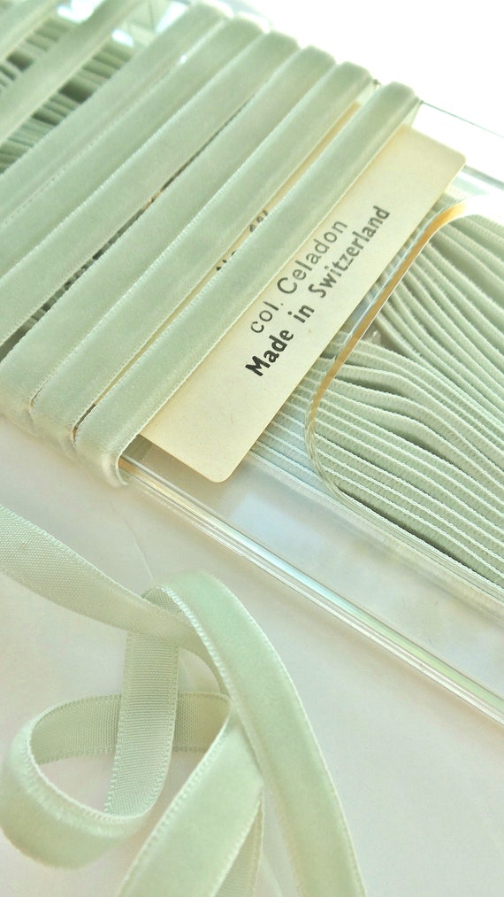 VINTAGE 1//4/" VELVET RIBBON 3 yd IVORY DOLL HATS Swiss