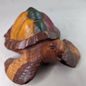 Vintage houten schildpad gesneden rustieke kleurrijke zeeschildpad