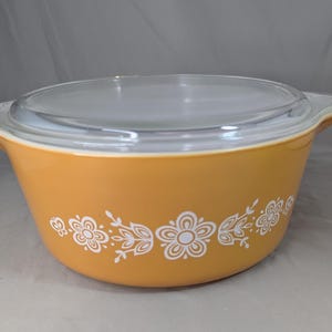 Vintage Pyrex Butterfly Gold Casserole with Lid 2.5 Quart 475-B