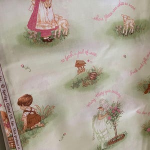 Tela de algodón vintage ~ RIMA INFANTIL ~ BTY ~ Personajes de Cleveland ~ Springs ~ Verde + Rosa