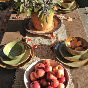 Sage green and brown place settings for four afbeelding 2