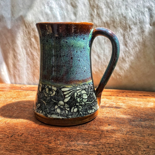 Tasse en poterie faite main avec des fleurs, tasse rustique turquoise avec un imprimé délicat de fleurs