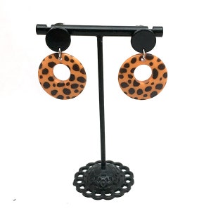 Orecchini a cerchio spessi color oro con stampa leopardata
