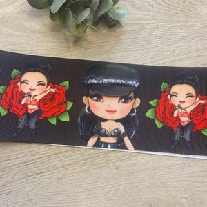 Pu&ograve; includere: Nastro bianco e nero con un motivo ripetuto di tre donne dei cartoni animati che indossano abiti neri e tengono microfoni. Ogni donna &egrave; circondata da rose rosse.