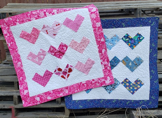 Quilters Quilt Champion Sweater Lavender Resumen Navy Pixelated Heart  Patchwork Quilt