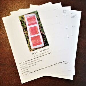 Pu&ograve; includere: Un modello di trapunta per un runner da tavolo chiamato "Strings Quilt Pattern". Il modello include istruzioni per tagliare strisce di tessuto e cucire insieme per creare una trapunta. Il runner da tavolo &egrave; di circa 35,5 cm x 99 cm.