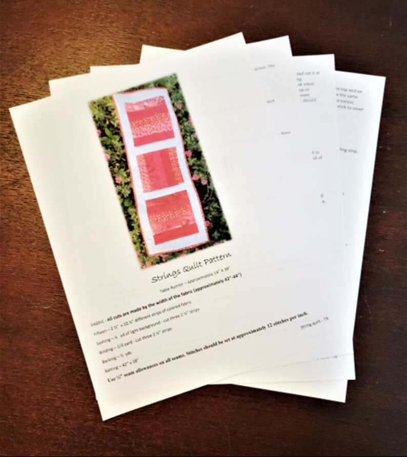 Pu&ograve; includere: Un modello di trapunta per un runner da tavolo chiamato "Strings Quilt Pattern". Il modello include istruzioni per tagliare strisce di tessuto e cucire insieme per creare una trapunta. Il runner da tavolo &egrave; di circa 35,5 cm x 99 cm.