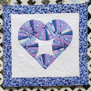 Grandmother&#39;s Fan Heart Baby Quilt Pattern