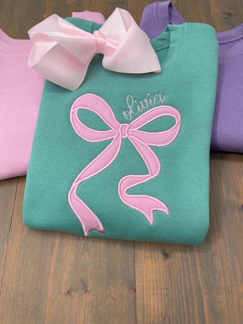 Girls Bow Sweatshirt, Embroidered Bow, Kids Crewneck, Girls Name Shirt, Monogram Youth Sweater, Personalized Shirt, Applique Pink Bow immagine 1